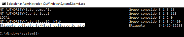 Figura 3: Comprobar el contexto de integridad cmd.exe (whoami /groups).